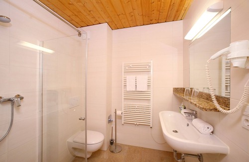 Hochkrimml Apartment | Staudi's ski hut Top8 in hut style directly on the piste Wood-burning stove