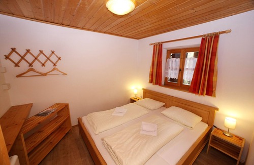Hochkrimml Apartment | Staudi's ski hut Top8 in hut style directly on the piste Wood-burning stove