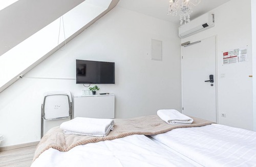 Favoriten Hotel | Stylish Air-Conditioned Hotel Room by Hauptbahnhof