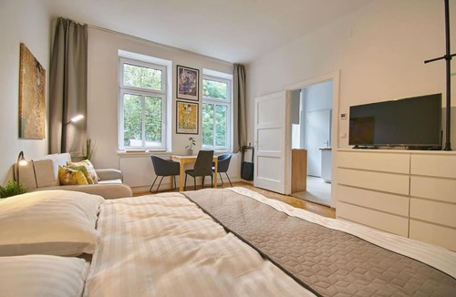 Rudolfsheim-Funfhaus Apartment | Stylish Apartment - AC included - Self Check-In - Near Schönbrunn Palace