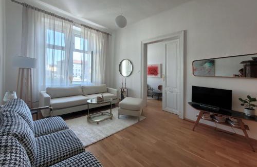 Yppenplatz Apartment | Sunny Apartment on Yppenplatz near City Center