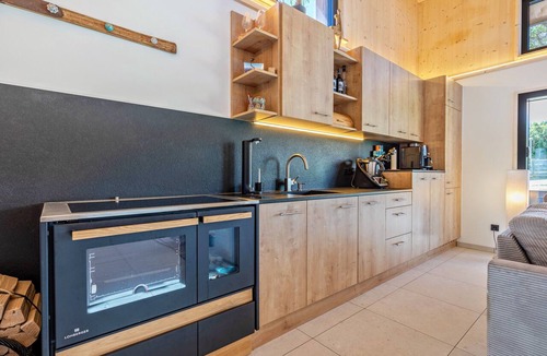 Pischelsdorf am Engelbach House | Tiny House with Private Terrace, Garden, and Wi-Fi