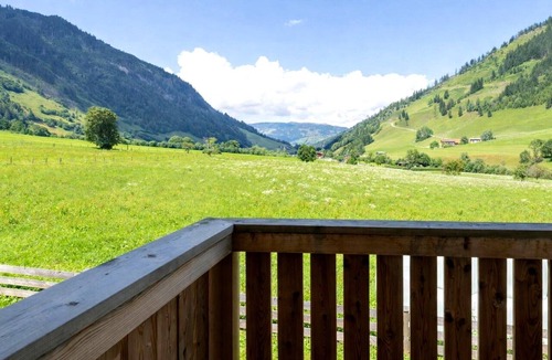 Rauris Apartment | Top-floor suite in Rauris for family