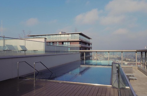 Erdberg Apartment | Triiiple Suites Level 22 mit Balkon und Tiefgarage