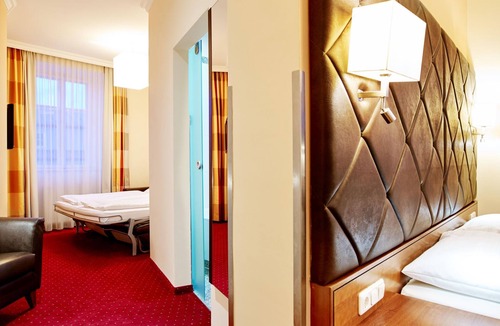 Maxglan Hotel | Triple room, shower, toilet - Villa Ceconi, hotel