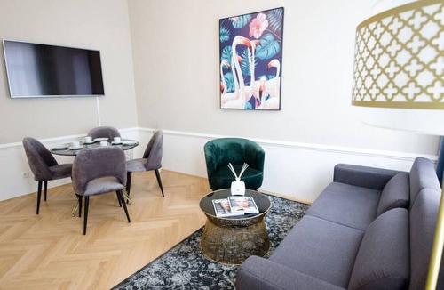Innere Stadt Apartment | Two-Bedroom Apartment with Balcony - Urania