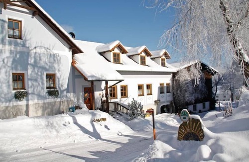 Rappottenstein Apartment | Vacation apartment with swimming pond and WLAN