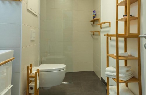 Donaustadt Apartment | Yellow Flower Apartment with Pool - 5 min to Lake