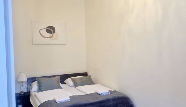 10-Min to Westbahnhof | 1BR + Living Room