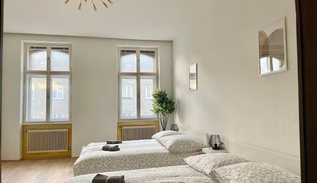 110 m2 Sunny & Central Long Term Apartment - Free Parking