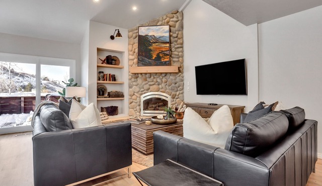 2019 COMPLETELY RENOVATED CRCC MOUNTAIN MODERN! ALTA,SNOWBIRD,BRIGHTON,SOLITUDE in COTTONWOOD HEIGHTS