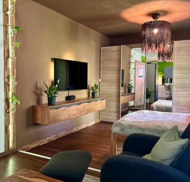 Alpen-Apartment mit Garten, Bergblick, Pool und E-Ladestation