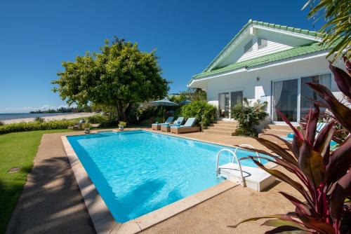 Beachfront 2 Bedroom Villa in Koh Samui