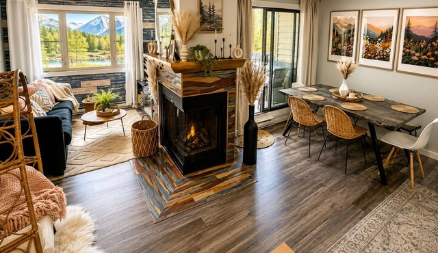 Boho theme, Ground floor patio with green space and creek view. 2 min to gondola in Panorama