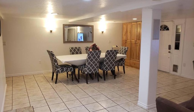 Bright and spacious 3 bedroom suite near mountains in Sandy