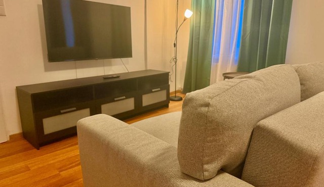 Central 2-Bedroom Apartment with Free Parking