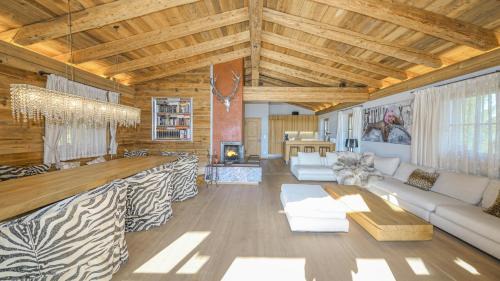 Chalet Bockberg Ski in - Ski out & Whirlpool in Kitzbühel by ONE VILLAS