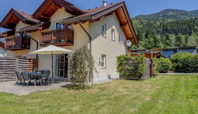 Chalet with nice garden and wood-fired hot tub