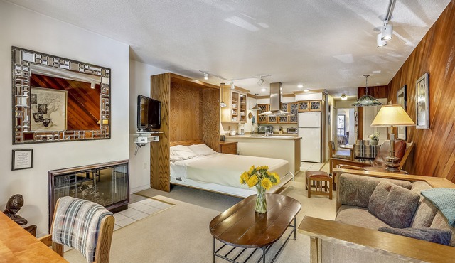 Charming condo in the core, dynamite location in Aspen