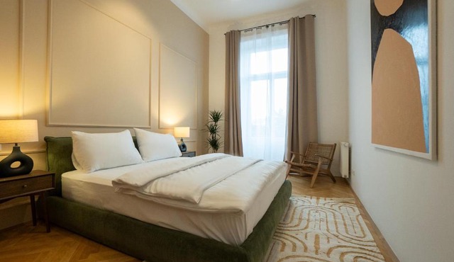 Chic 180m 3BR Apt near Parliament, Self Check-in