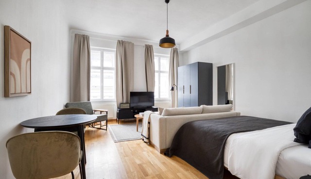 Chic Josefstadt Studio w/Elevator, walk to bars, Metro U6, by Blueground