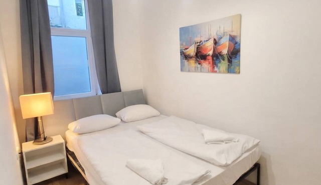 Cozy 1BR Apt with Living Room & Garden