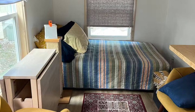 Cozy detached tiny cottage retreat — Walk to Tom Petty Park in Gainesville