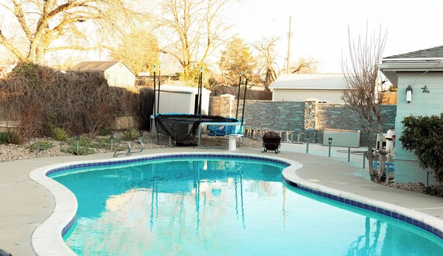 Cozy home with a pool, hot tub & steam shower in Sandy