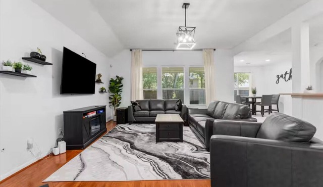Cozy Retreat: Spacious 5BR, BBQ & Fitness Escape in Conroe