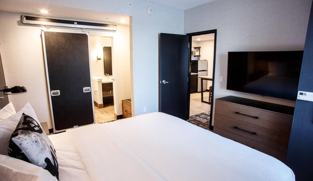 Deluxe Queen Beds (2) - Backstage Vibe, Lancaster Charm - Free Wifi -Indoor Pool in Lititz