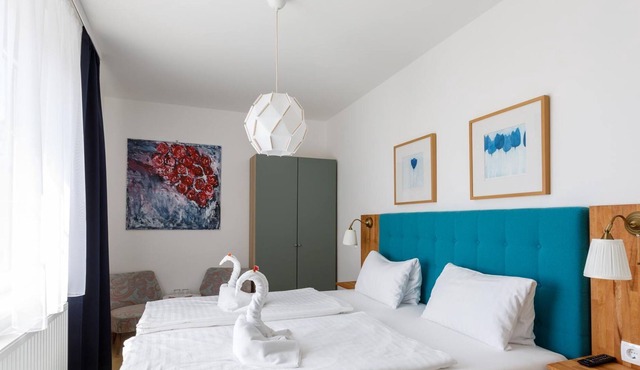 Doppelzimmer mit Boxspringbett Hofseite - Pension Laubenhof