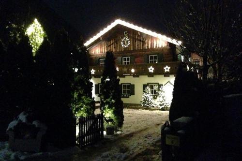 Forest Chalet, all famous ski areas around us, 15 min to city of salzburg, mountainview, panorama sauna, bath whirlpool, fire pit in garden up to 10 p