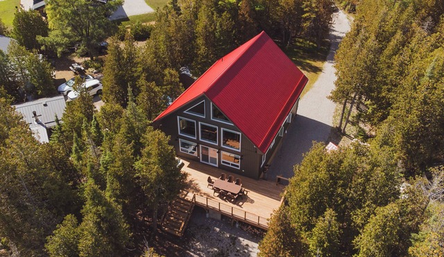 FreyBear - Luxury Lakefront to Lakehuron & Hot Tub in Tobermory
