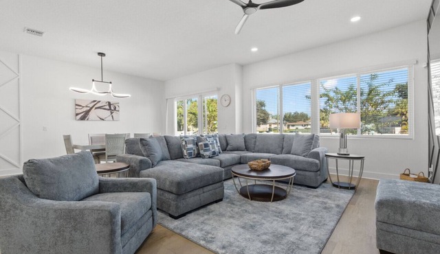 Great for Large Groups! 2 Immaculate Homes In West Tampa, Just 1 Mile from Ray-J in Tampa