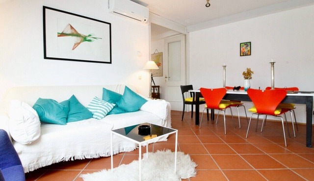Helle Altbauwohnung zentral 2 BR
