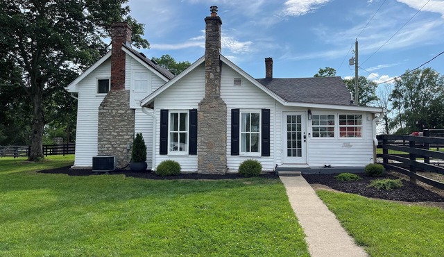 Historic circa 1790 2 bedroom farmhouse on 6 acres in beautiful Paris, Kentucky. in Paris