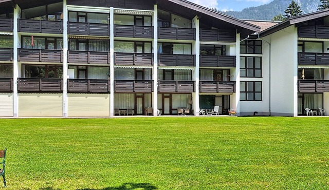 im Schlosspark mit Hallenbad by Interhome