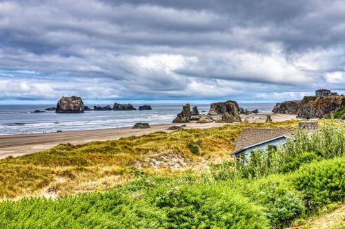 Inviting dog-friendly studio with unobstructed ocean views in Bandon