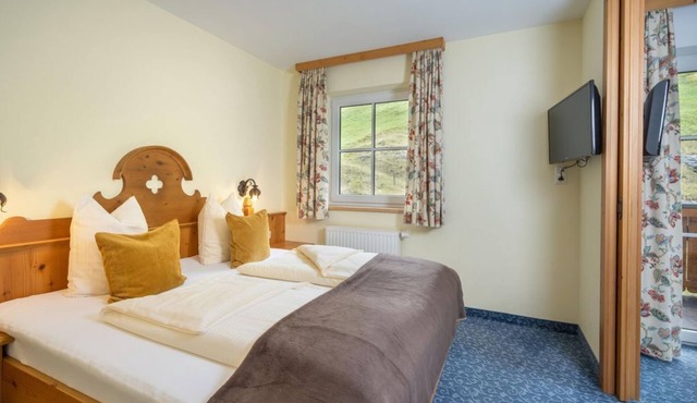 "LÄRCHENKRAFT STUDIO" WITH MOUNTAIN AND POOL VIEWS HP - Naturhotel Hüttenwirt