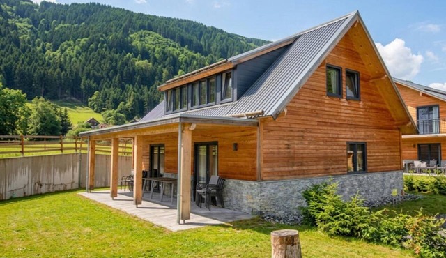 Lakeside chalet between mountains and ski slopes