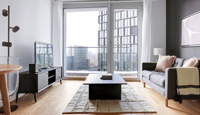 Luxe Favoriten 1BR w/Gym & Elevator, walk to Hauptbahnhof, by Blueground