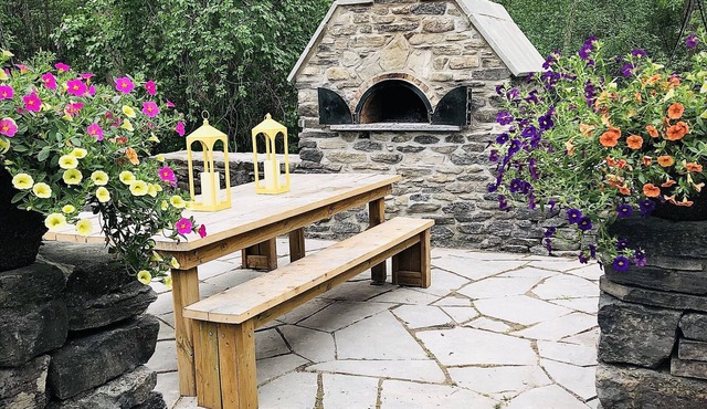 Luxurious Vacation Retreat in PEC w/Pool, Sauna, Basketball court, pizza oven in Prince Edward