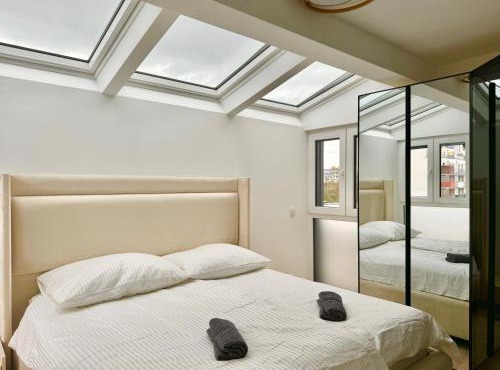 Luxury Rooftop Apartment with Balcony - 15 min to Center