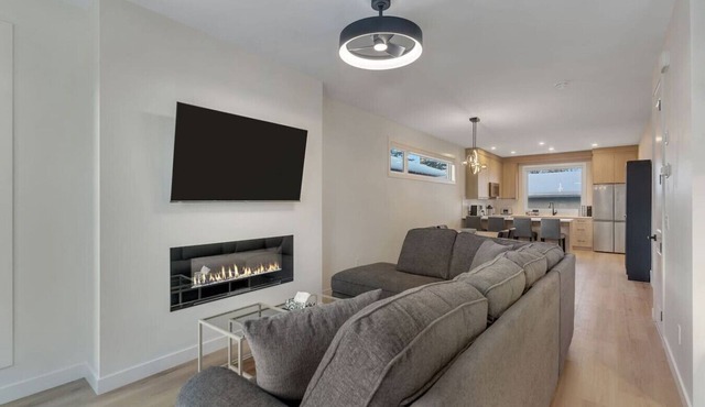 Modern 2BR/2BA Suite: 5-Min Walk to LRT & Golf with Garage Parking in Calgary