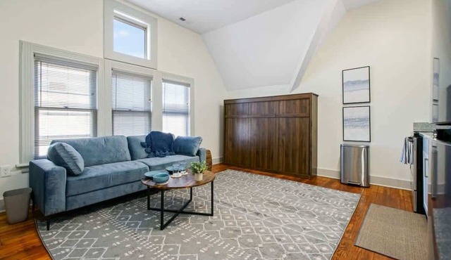 Modern Victorian Studio -Steps to Cleveland Clinic in Cleveland