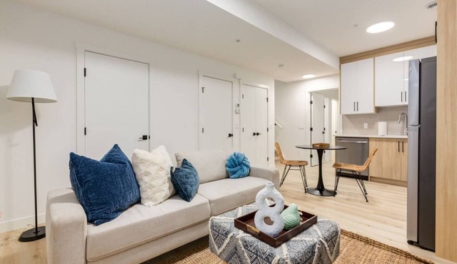 "Periwinkle" 1 Bdrm-Close to DT & C-Train! in Calgary