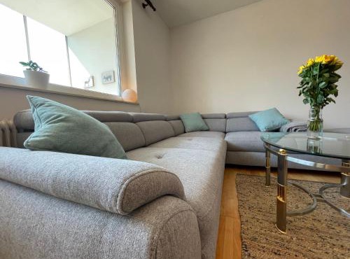 Spacious 3bd top floor flat close to lake (103m²)