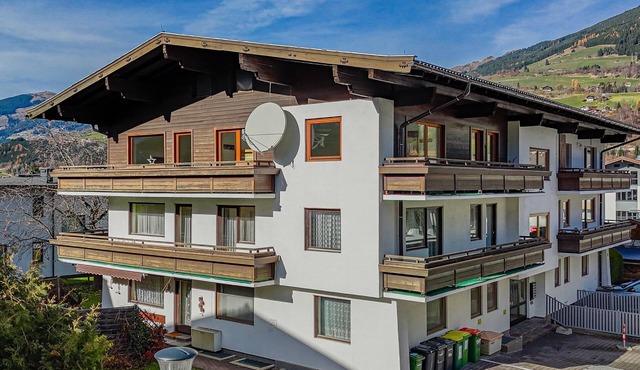 Spacious holiday flat with garden