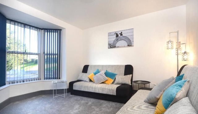 Spacious home with 8 beds, perfect for work trips or family stays. Enjoy the comfort of free parking, fast Wi-Fi, and a fully equipped space to relax or get things done. in Southampton