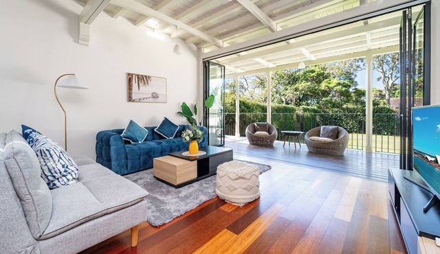 Stylish 6BR Strathfield House – Tennis & Fun Games in Strathfield